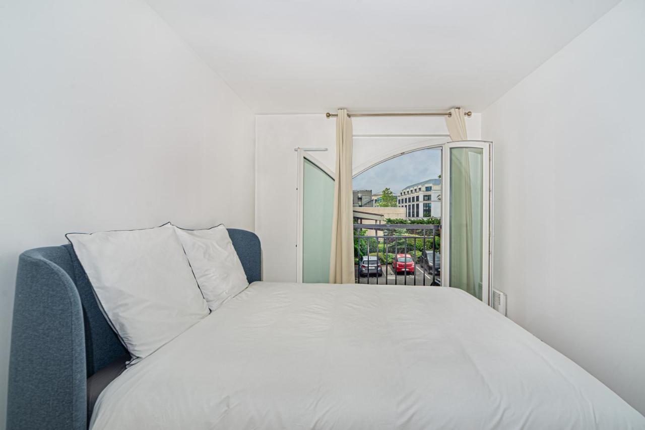 And Paris * Netflix * Parking * 6 Pers *